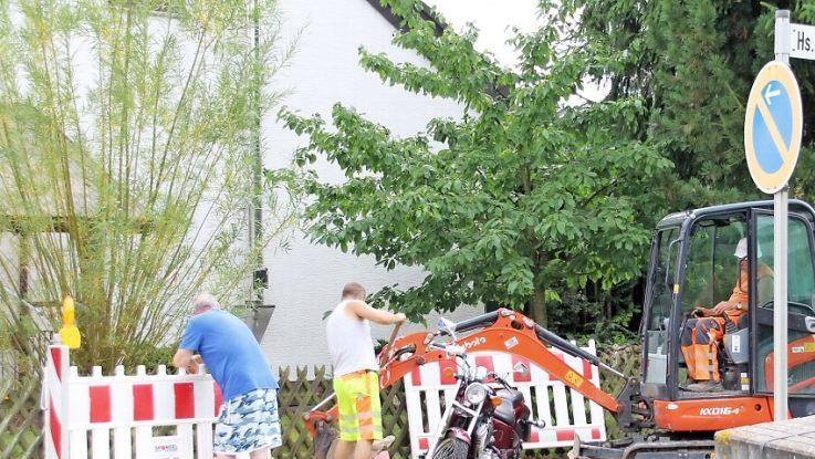 Notfalleinsatz: Weil ein Blitzschlag schwere Schäden im Telefonnetz verursacht hat, ist seit Mitte der Woche eine Firma im Auftrag der Telekom in Dörfles-Esbach unterwegs, um die Probleme zu beheben. Foto: Luka Brehm