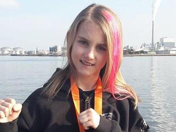 Jule Greul mit ihrer Bronzemedaille in Amsterdam Foto: fd
