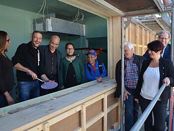 Werkzeug statt Imbiss: Noch müssen die Pächter etwas warten. Unser Foto zeigt die Familien Grün und Phong mit den ersten "Gästen" aus der Herzogenauracher Stadtverwaltung. Am 14. Mai soll es am Imbissplatz dann losgehen.  Fotos: Bernhard Panzer