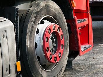 Ein oder mehrere Reifen des Schwertransports sind geplatzt. In Kombination mit dem Hydrauliköl gingen die Reifen dann in Flammen auf.