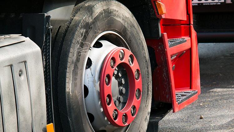 Ein oder mehrere Reifen des Schwertransports sind geplatzt. In Kombination mit dem Hydrauliköl gingen die Reifen dann in Flammen auf.