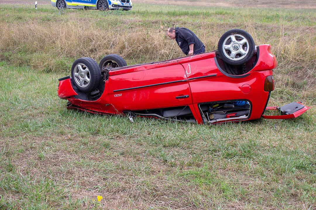 Bei Herzogenaurach: Auto überschlägt sich - Fahrer muss befreit werden