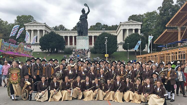 Der Musikverein Priesendorf nach der Teilnahme am Münchener Oktoberfestzug 2018 Foto: Jürgen Sperber