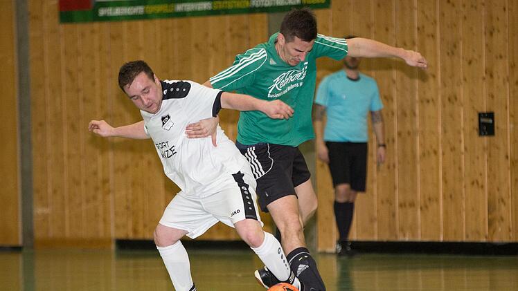 Durch einen 3:2-Sieg wurde der TSV Neukenroth mit Christian Beez (grünes Trikot) in der Endrunde des vergangenen Jahres Dritter vor dem TSV Steinberg mit Andreas Kraus.  Foto: Heinrich Weiß, Archiv