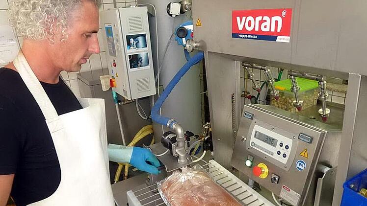 Martin Burger, Zweiter Vorsitzender, beim Abfüllen eines Fünf-Liter-Beutels zur "Bag-In-Box"Heike Schülein
