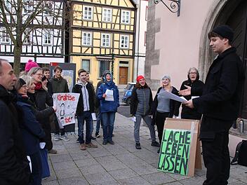 Mitglieder der Partei "Die PARTEI" haben und andere Interessierte trafen sich auf dem Münnerstädter Marktplatz zu einer Mahnwache für das Klima. Hier trägt Yannis Wüst Forderungen vor. Thomas Malz
