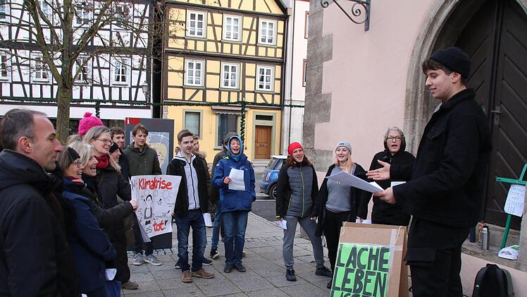 Mitglieder der Partei "Die PARTEI" haben und andere Interessierte trafen sich auf dem Münnerstädter Marktplatz zu einer Mahnwache für das Klima. Hier trägt Yannis Wüst Forderungen vor. Thomas Malz