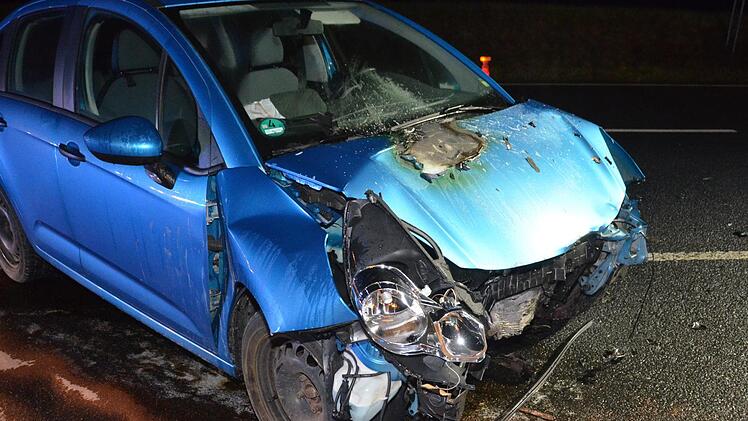 Die zwei beteiligten Fahrzeuge waren Totalschaden, eines davon fing an zu brennen, konnte jedoch durch Ersthelfer gelöscht werden. Foto: Peter Rauch