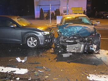 Mindestens 50 000 Euro beträgt der Sachschaden an den am Unfall beteiligten Fahrzeugen. Foto: Polizei