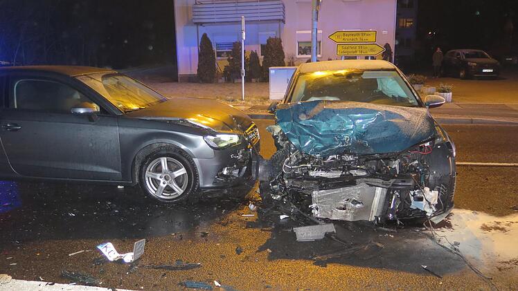 Mindestens 50 000 Euro beträgt der Sachschaden an den am Unfall beteiligten Fahrzeugen. Foto: Polizei