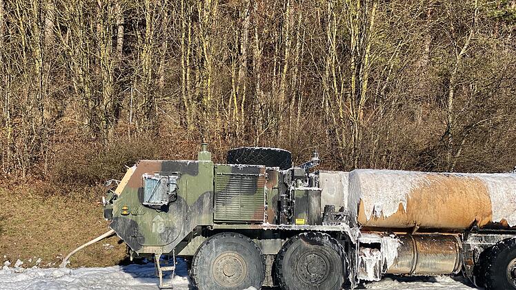 Sattelzug rammt mehrere Militärfahrzeuge: Person stirbt in Flammen