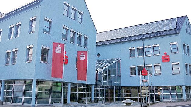 Von au&szlig;en sieht das Sparkassengeb&auml;ude in Ludwigsstadt gar nicht bauf&auml;llig aus, aufgrund gewaltiger statischer M&auml;ngel muss es aber dennoch abgerissen werden.