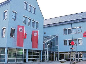 Von außen sieht das Sparkassengebäude in Ludwigsstadt gar nicht baufällig aus, aufgrund gewaltiger statischer Mängel muss es aber dennoch abgerissen werden.