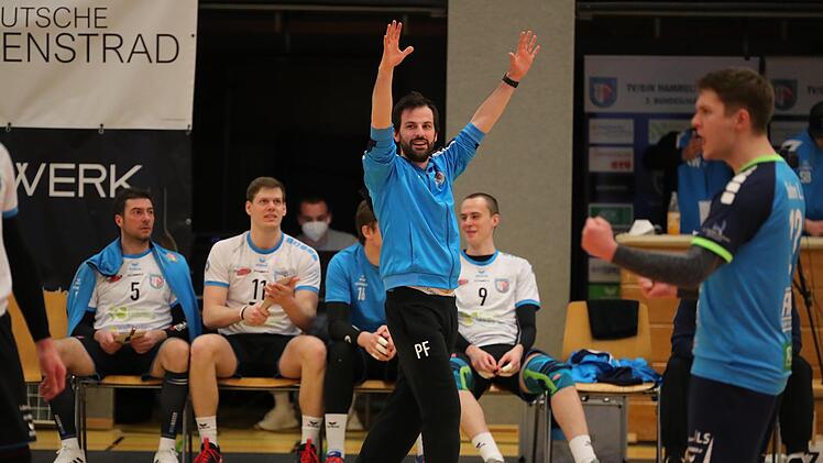 Der neue Chefanweiser ist ein alter Bekannter: Philipp Fischer ist zurück an der Seitenlinie bei den Hammelburg Volleys. Foto: Jens Feistel