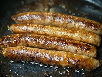 Fr&auml;nkische Bratw&uuml;rste in einer Pfanne