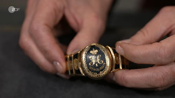 Das goldene Schmuckst&uuml;ck aus den 1850er-Jahren hatte zwar eine Besch&auml;digung, der Sch&auml;tzpreis lag dennoch &uuml;ber dem Wunsch von 3.200 bis 3.500 Euro, n&auml;mlich bei bis zu 4.000 Euro.