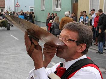 Ludwig Eisen  trinkt  das  Bier aus einem Becken.   Foto: Erlwein