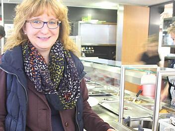 Schulverpflegungscoach Karin Pfadenhauer beim Testessen in der Mensa des Schulzentrums Foto: Lessmann