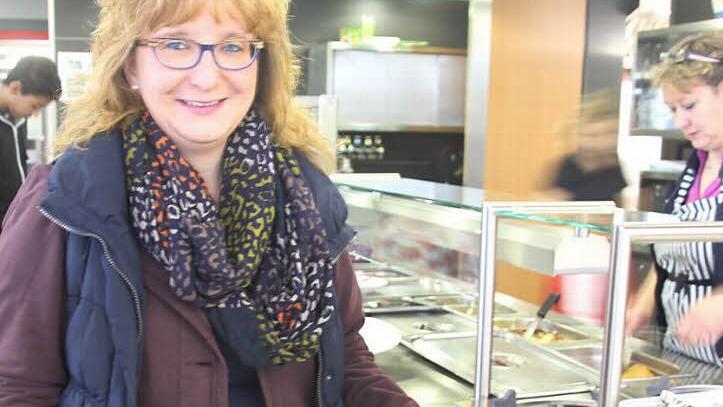 Schulverpflegungscoach Karin Pfadenhauer beim Testessen in der Mensa des Schulzentrums Foto: Lessmann