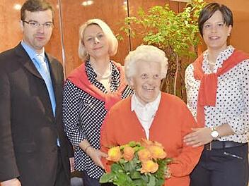 Franziska Schaller wurde 90 Jahre alt. Dritter Bürgermeister Markus Wich, Tochter Birgit Nahr (2. v. l.) und Enkelin Christina (r.) gratulierten ihr dazu. Foto: K.- H. Hofmann