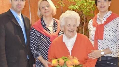 Franziska Schaller wurde 90 Jahre alt. Dritter Bürgermeister Markus Wich, Tochter Birgit Nahr (2. v. l.) und Enkelin Christina (r.) gratulierten ihr dazu. Foto: K.- H. Hofmann