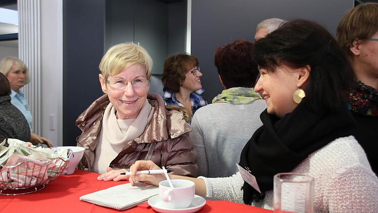 Redakteurin Anja Greiner (rechts) interviewt Ingrid Pietralla. Foto: Ralf Ruppert