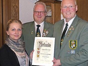 Schützenmeister Frank Wunner (rechts) und Schützenkommissar Stefan Sigmund zeichneten Nadine Fleischmann mit dem Ehrenzeichen in Bronze des Schützengaues Nord-Ost aus.  Foto: Klaus-Peter Wulf