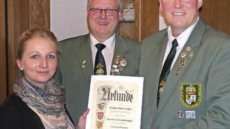 Schützenmeister Frank Wunner (rechts) und Schützenkommissar Stefan Sigmund zeichneten Nadine Fleischmann mit dem Ehrenzeichen in Bronze des Schützengaues Nord-Ost aus.  Foto: Klaus-Peter Wulf