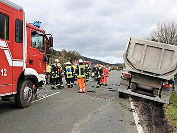Der Autofahrer war von Neukenroth in Richtung Stockheim unterwegs, als er auf die Gegenfahrbahn kam und gegen den Lastwagen (im Bild) prallte.  Fotos: Veronika Schadeck