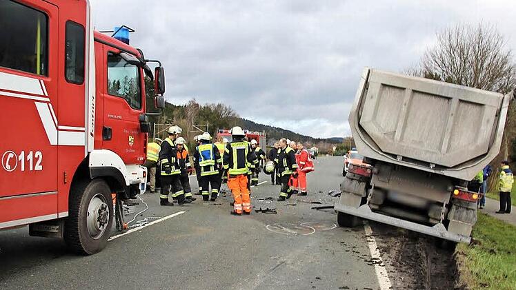 Der Autofahrer war von Neukenroth in Richtung Stockheim unterwegs, als er auf die Gegenfahrbahn kam und gegen den Lastwagen (im Bild) prallte.  Fotos: Veronika Schadeck