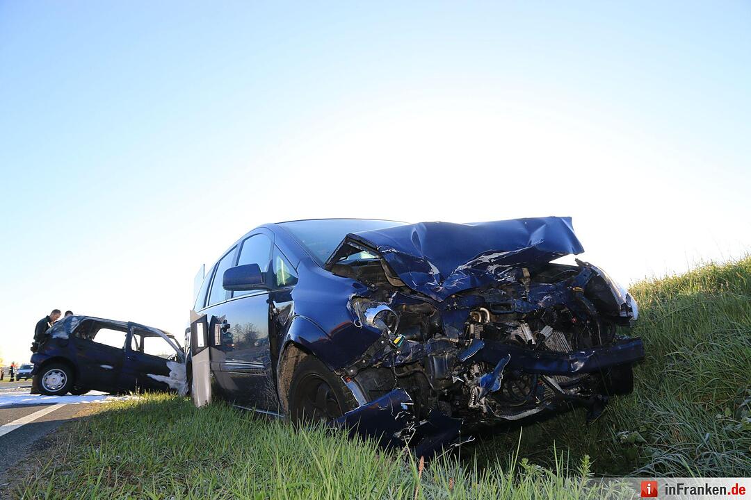 Schwerer Zusammenstoß auf B4 bei Kaltenbrunn - Pkw brennt aus