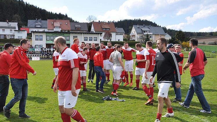 Im Nachbarderby beim FC Stockheim II machte der SV Reitsch am viertletzten Spieltag die Meisterschaft in der A-Klasse 6 und damit den Aufstieg in Kreisklasse perfekt.  Foto: Herbert Kalb