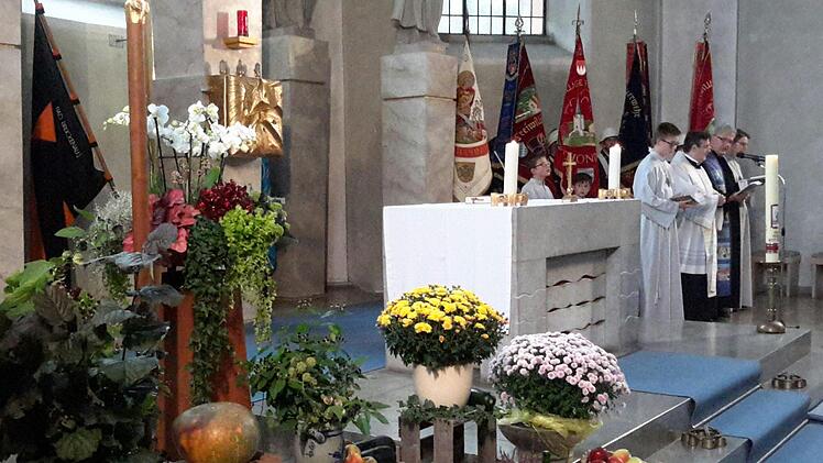 In der zum Erntedankfest geschmückten Stadtpfarrkirche wurde ein ökumenischer Gottesdienst gefeiert. Dekan Michael Krammer und Pfarrer Gerd Kirchner würdigten in ihren Ansprachen das vielfältige Engagement der Feuerwehr.                             Foto: Rolf Pralle