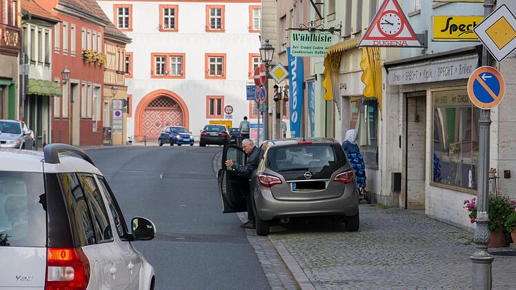 Kaum parkt ein Auto verkehrswidrig auf dem Gehsteig in der Brückenstraße, blinkt schon ein zweites Auto, um sich dahinter zu stellen. Willi Gröhling forderte in der Bürgerversammlung den Bürgermeister auf, die Verkehrsüberwachung auf das Problem aufmerksam zu machen. Foto Ulrike Langer