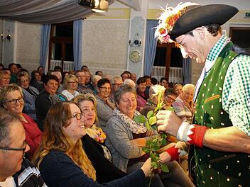 Oti Schmelzer demonstriert, wie man auf Unterfränkisch einer Dame zum Geburtstag gratuliert. Ob sie verstanden hat?  Fotos: Evi Seeger
