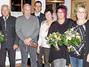 Mit einem Blumenstrauß oder einen Präsent wurden die Schulweghelferinnen und -helfer verabschiedet, die sich seit mehreren Jahren für den ehrenamtlichen Dienst zur Verfügung stellen. Foto: Klaus Gagel