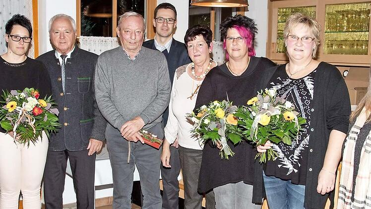 Mit einem Blumenstrauß oder einen Präsent wurden die Schulweghelferinnen und -helfer verabschiedet, die sich seit mehreren Jahren für den ehrenamtlichen Dienst zur Verfügung stellen. Foto: Klaus Gagel