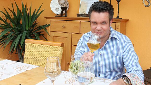 Wei&szlig;, was ein gutes Bier ausmacht: Frank P&uuml;schel aus Burgkunstadt ist frisch diplomierter Biersommelier.  Heidi Bauer