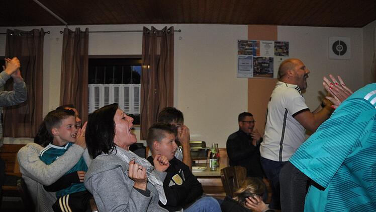Erlösender Jubel nach dem späten 2:1-Siegtreffer im Spiel gegen Schweden, die Stimmung an der Geburtstagsfeier war gerettet. Foto: Leo Hühnlein