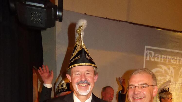 Dr. Franz Macht (l.) wurde von Bürgermeister Hanngörg Zimmermann  mit der Silbernen Bürgermedaillie des Marktes Gößweinstein für 25 Jahre  Faschingspräsident ausgezeichnet. Foto: Thomas Weichert