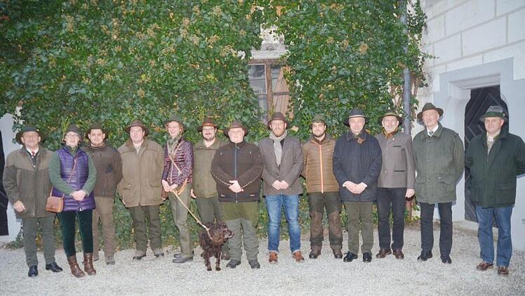 Die Jungjäger wurden nach bestandener Jägerprüfung in die Reihen der Jäger aufgenommen. Mit im Bild der Kreisvorsitzende Bernhard Schmitt (links) sowie (von rechts) Matthias Kohlmann (Dritter Vorsitzender), Ewald Müller (Leiter der Jägerschule) und Eckhard Schneider (Zweiter Vorsitzender)