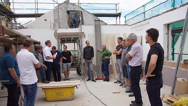 Im Zeitplan liegt der Aus- und Umbau des Feuerwehrger&auml;tehauses in Weisbrunn zum Feuerwehr- und Gemeinschaftshaus. Auf den Pr&uuml;fstand kommt die Version des Au&szlig;enaufzugs, der das Geb&auml;ude behindertengerecht machen soll. Sabine Weinbeer
