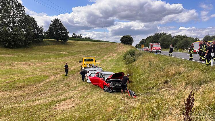 Auto bei Unfall auf B173 im Kreis Lichtenfels von Straße geschleudert