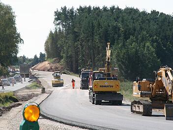 Im Jahr 2009 wurde die Straße zwischen Katschenreuth und Rother Hügel verbreitert und begradigt. Das soll jetzt auch zwischen Krumme Fohre und Kasendorf passieren. Foto: Archiv/Alexander Hartmann