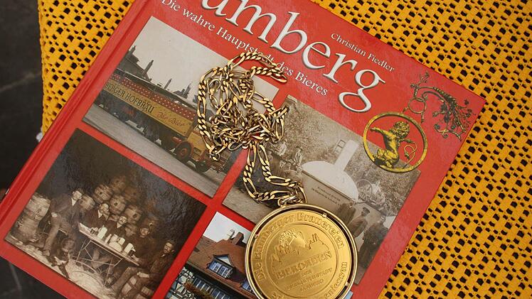 Fiedler hat auch ein Bierbuch geschriben für das er den Bamberger Bieorden verliehen bekam.  Foto: Sebastian Martin