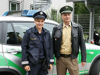 ennifer Simon testet an der Polizeiinspektion Haßfurt die neuen Uniformteile für die bayerische Polizei. Polizeihauptkommissar Robert Ilnyzckyi trägt wie alle anderen Kolleginnen und Kollegen weiterhin grün. Vor allem im Tragekomfort und der Witterungsbeständigkeit sollen die neuen Uniformen Verbesserungen bringen.  Fotos: Sabine Weinbeer