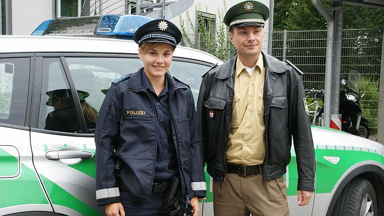 ennifer Simon testet an der Polizeiinspektion Haßfurt die neuen Uniformteile für die bayerische Polizei. Polizeihauptkommissar Robert Ilnyzckyi trägt wie alle anderen Kolleginnen und Kollegen weiterhin grün. Vor allem im Tragekomfort und der Witterungsbeständigkeit sollen die neuen Uniformen Verbesserungen bringen.  Fotos: Sabine Weinbeer