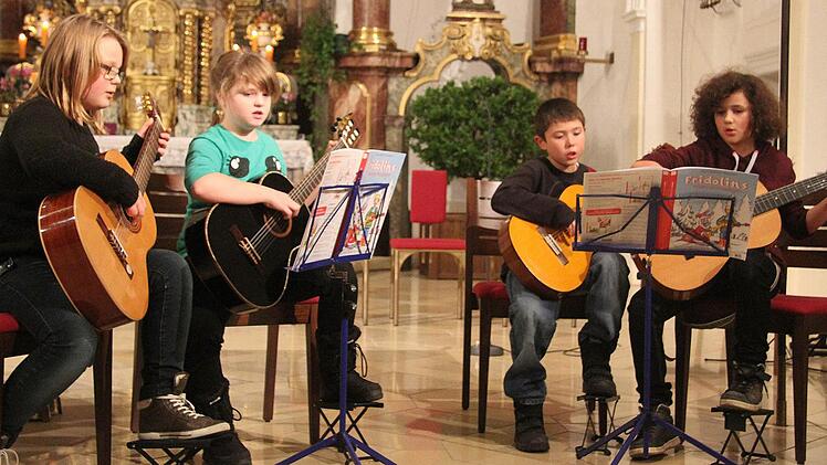 Das Gitarrenensemble überzeugte mit dem Lied "We wish you a merry christmas."