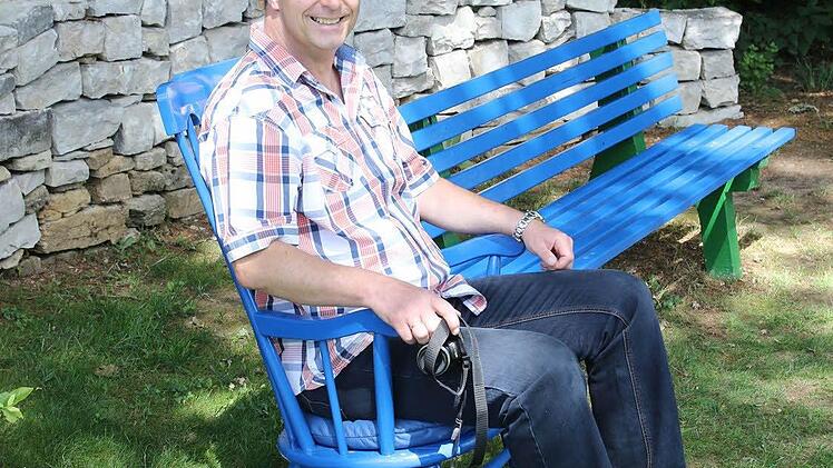 Uwe Treysa im Garten von Rudolf Beugnis Foto: Michael Stelzner