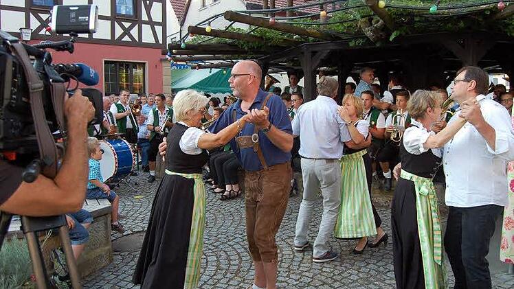 Die Damen des Obst- und Gartenbauvereins ließen sich nicht zweimal zum Tanz bitten. Foto: Andreas Welz